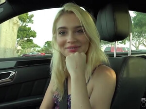 Минет в машине на заднем сидении от блондинки