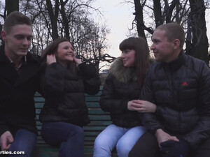 Порно с двумя шлюхами и молодыми парнями