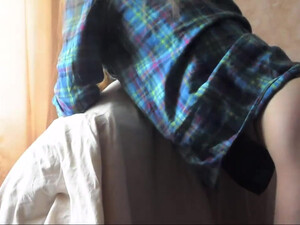 Нагнул раком и ебет, записывая домашний секс