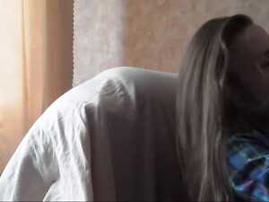 Нагнул раком и ебет, записывая домашний секс