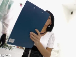 Развратная брюнетка в очках отдалась соседу в анал