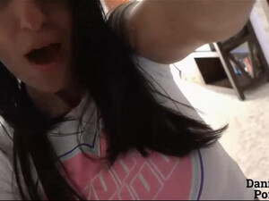 Парень мастурбирует тугое очко милашке перед аналом