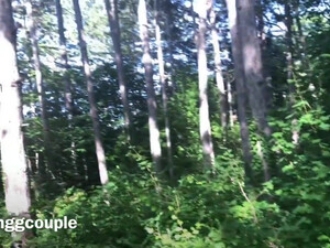 Парень ебет в анал молодую девушку в лесу