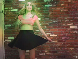 Папаша извращенец залез в трусы к дочери