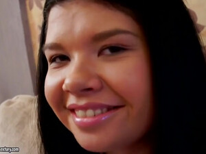 Сосед поставил подругу в позу раком и натянул ее анал