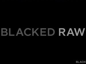 Негритос трахает двух блондинок в номере