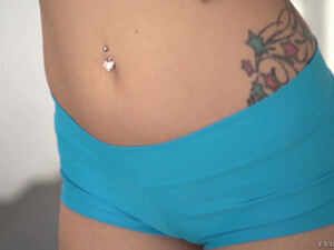 Попа блондинки принимает твёрдый хер мужчины Рамона