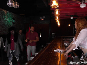 Негры ебут толпой рыженькую барменшу у стойки