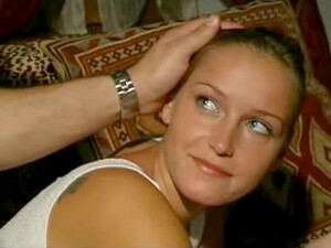 Итальянский анал на кровати с лысым ухарем и милой барышней