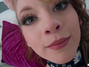 Негр трахает молодую цыпочку в узкую киску