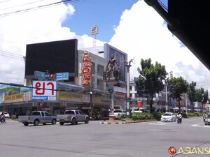 Ебет сонную сестру в спальне, застав за мастурбацией