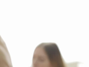 Оттянул трусы и вылизал пизду молодой девушки