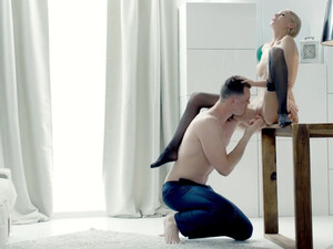 После оральных ласк ебет суку в позе догги стайл