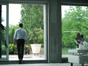 Хозяин трахает горничную в очко на Вилле