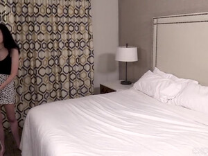 Большим елдаком жестко пердолит брюнетку и снимает от первого лица