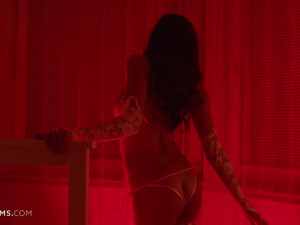 Роскошная девушка ласкает себя в постели