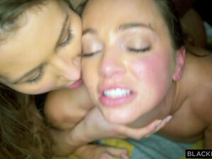 Негр ебет двух телок на съемной хате