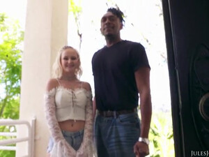 Блондинка лижет член и яйца негру перед жестким проебом