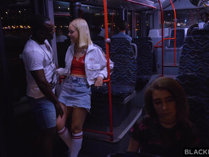 Два черных негра жестко выебали красивую блондинку в отеле