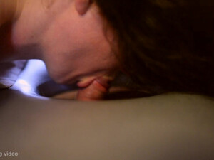 Молодая шлюха сосет и ебется с толпой