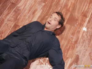 Большие сиськи начальницы свели с ума паренька