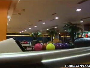 Дала на первом свидании парню в боулинг клубе