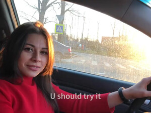 Незнакомец нежно ласкает глупую девушку