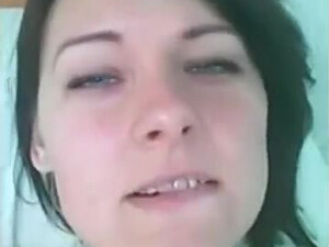 Ласкает киску пальцами	и балдеет перед веб-камерой