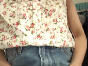 Азиатка раздвинула ноги и дает в волосатую писю