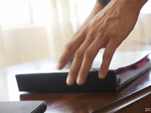 Парень страстно трахает красотку, держа за ноги