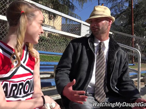 Папа смотрит как негр трахает в ротик его милую дочь