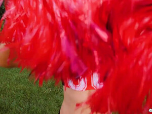 Блондинка берет в рот торчащий хуй мужика