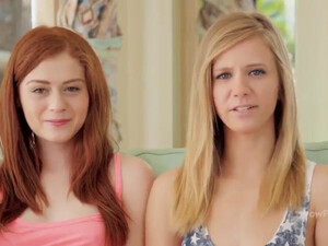 Две девушки и парень страстно занимаются любовью возле зеркала