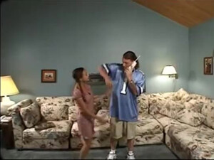 Анал с 18 летней любопытной попрошайкой на диване