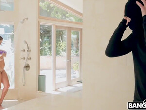 Грабитель трахает хозяйку, наступив на голову