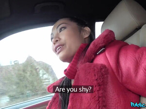 Минет в машине с отлизом яиц закончился трахом