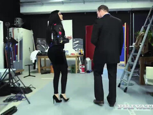 Пылкий секс с блондинкой и брюнеткой