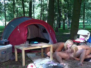 Секс в лесу с двумя молодыми подругами блондинками