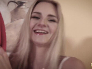 Лучшие подруги прыгают на члене старого мужика