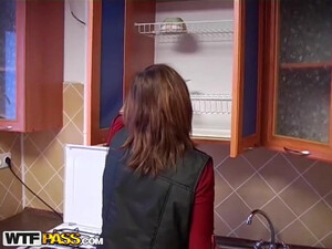 Старый мужик выебал молодую соседку