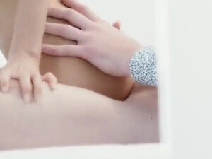 Блондинка сладко сосет член парня и прыгает на нем сверху