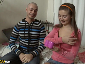 Партнер со всей силы засадил член в жопу молодой девки