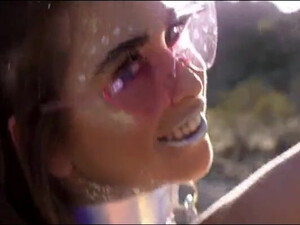 Три девушки и парень устроили групповичок на улице