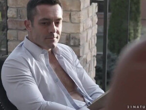 Мужик лижет девушке упругую попу, разводя на анал