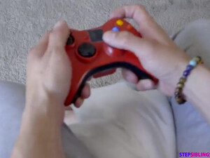 Молодые девки на пару сосут хуй друга