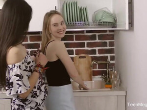 Нежный секс парня с двумя подругами на кровати