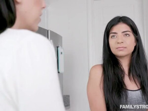 Выебал подругу матери раком на кровати