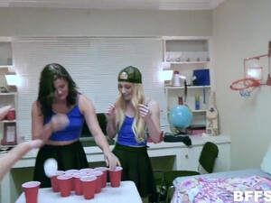 Групповой секс на студенческой вечеринке