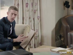 Рыжую девку ебут большим членом в рот и в письку