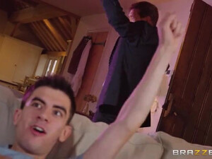 Жена изменяет мужу с соседским пареньком